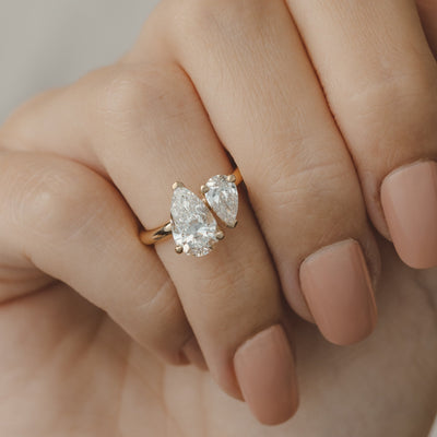 Double Pear toi et moi engagement ring
